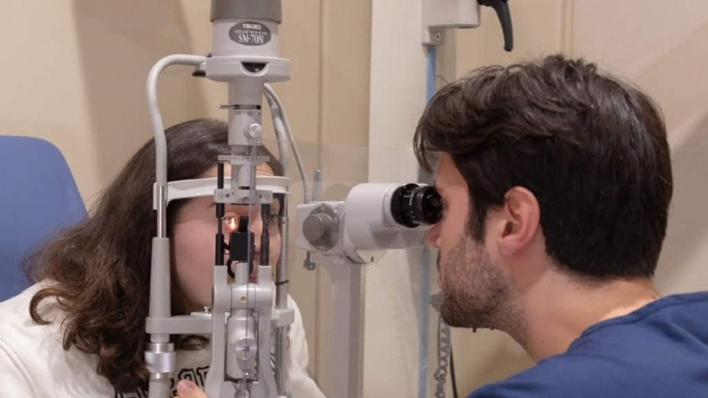 Exploración ocular con lámpara de hendidura en RealVisión, Madrid